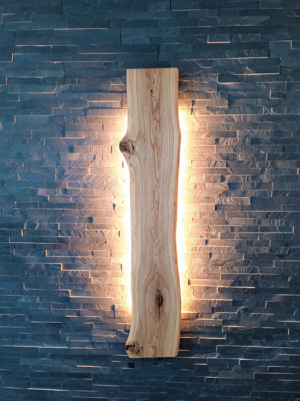 LED Wandleuchte aus Eichenholz rustikal mit Baumkante Unikat Natur